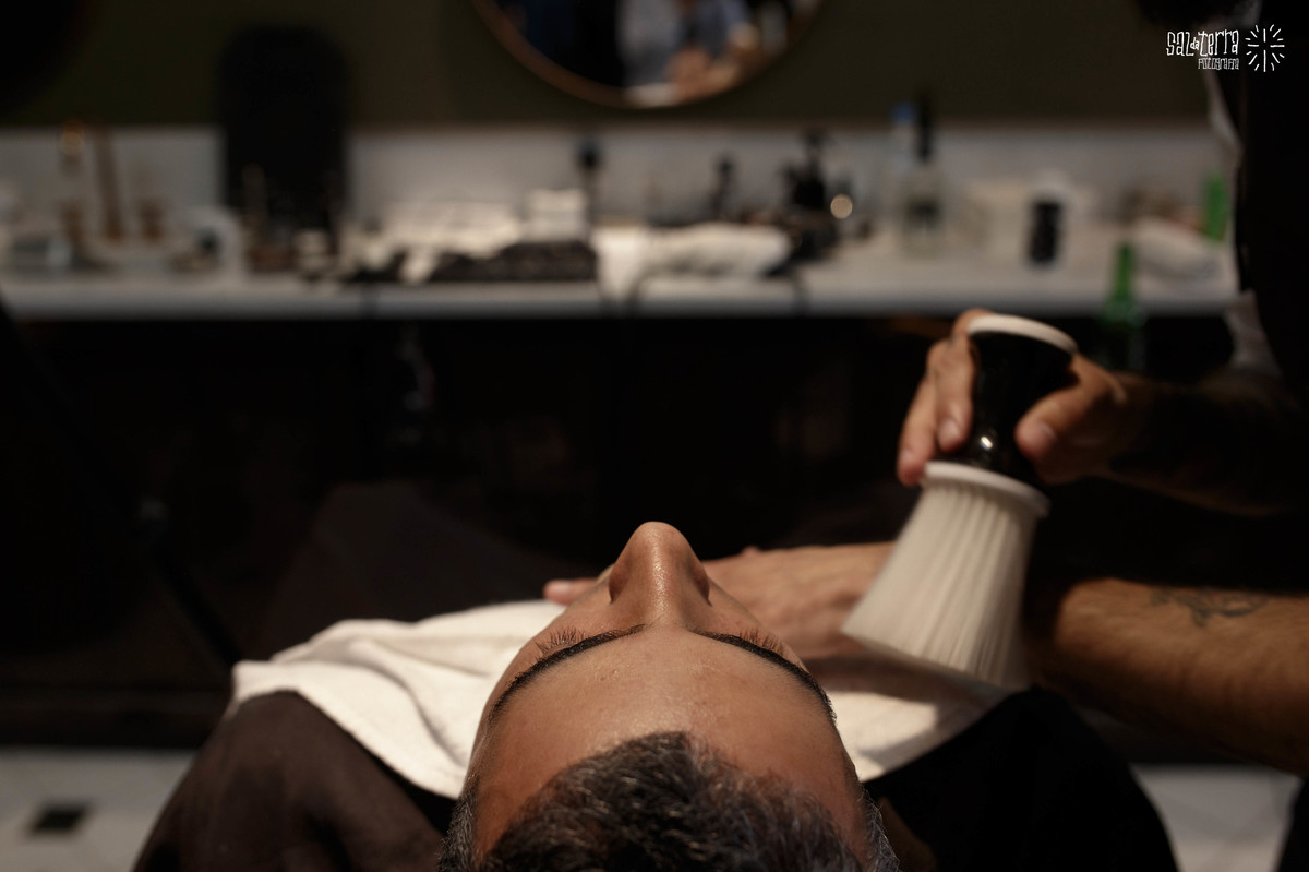noivo fazendo a barba qod barber shop porto alegre