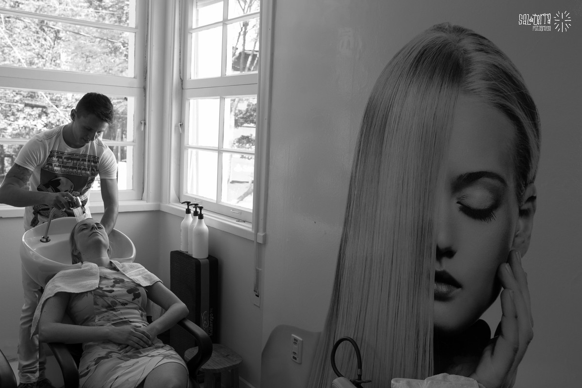 noiva se arrumando na estetica tesouras fotografo de casamento porto alegre