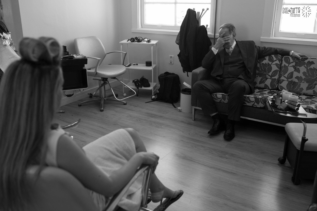 noiva se arrumando na estetica tesouras fotografo de casamento porto alegre