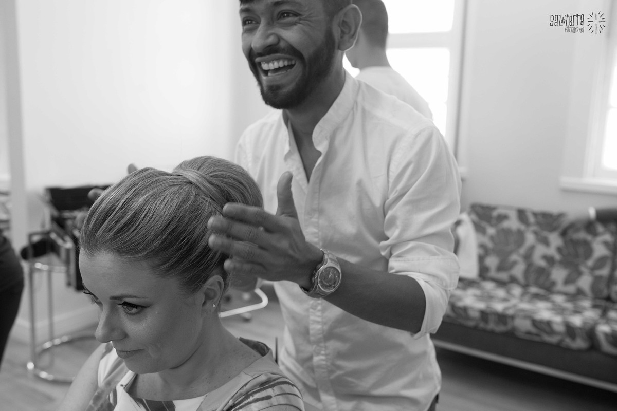 noiva se arrumando na estetica tesouras fotografo de casamento porto alegre