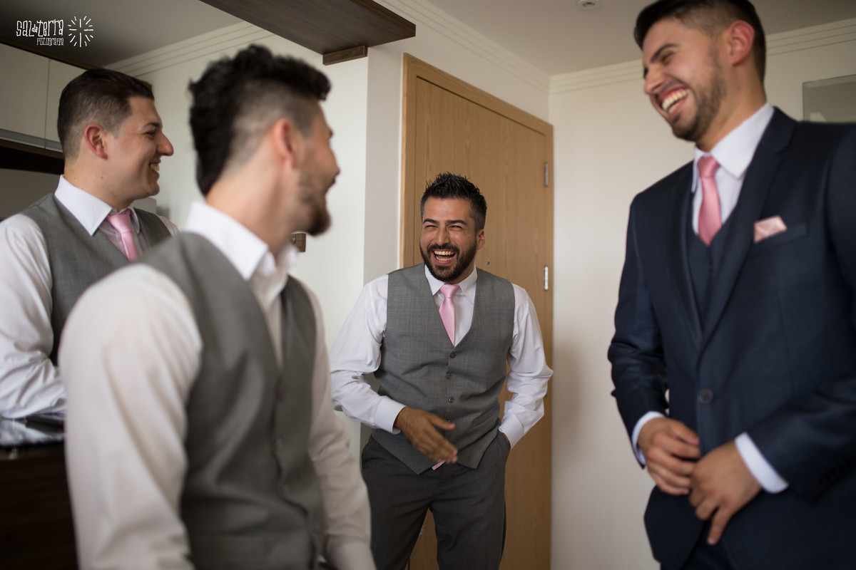 making of do noivo com os padrinhos em casa fotografo de casamento porto alegre