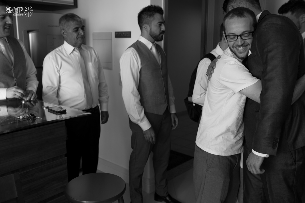 making of do noivo com os padrinhos em casa fotografo de casamento porto alegre