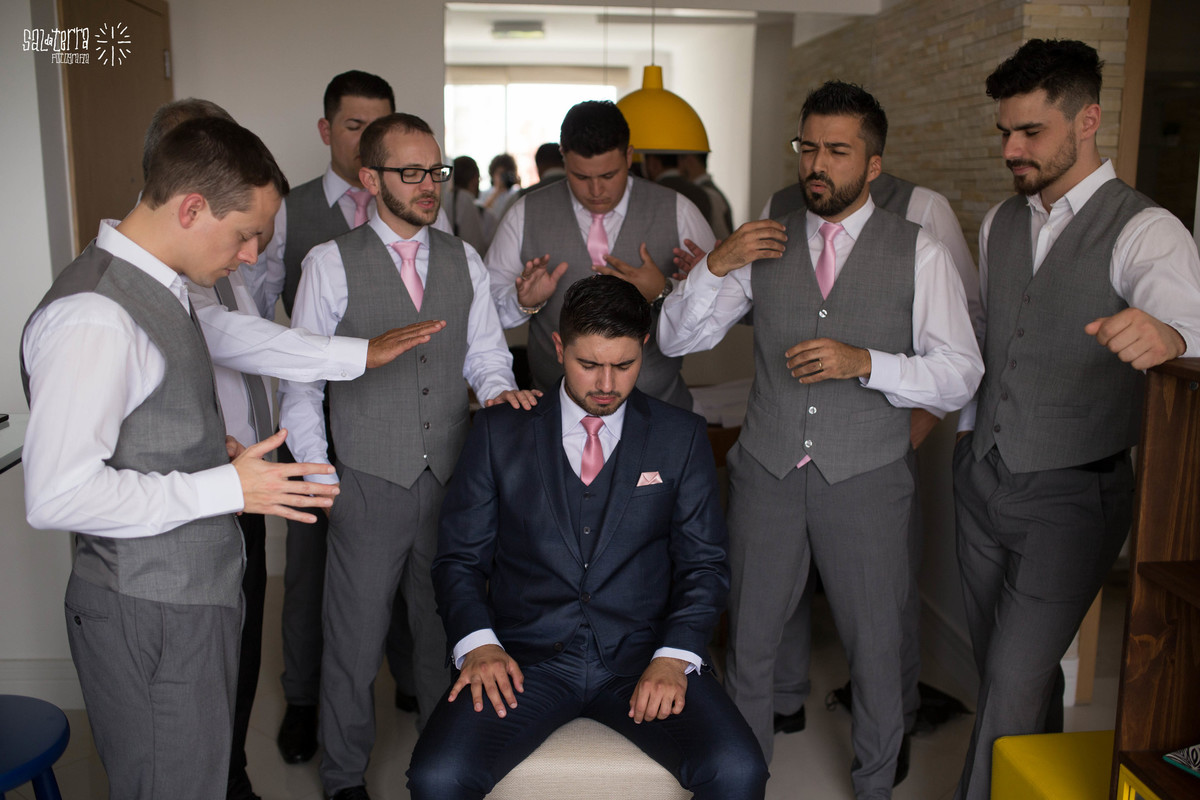 making of do noivo com os padrinhos em casa fotografo de casamento porto alegre