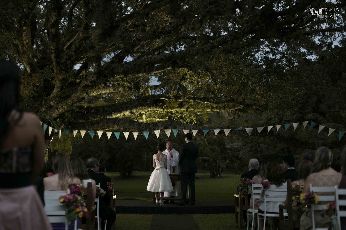 casamento-alexandre--manoela sal da terra fotografia- casamento ao ar livre alto da capela porto alegre vestido fur coat no knickers flores d'rosa flores e festas decoraçao fernanda da rosa cerimonial marcia kautz musicos mansao musical  buffet tom