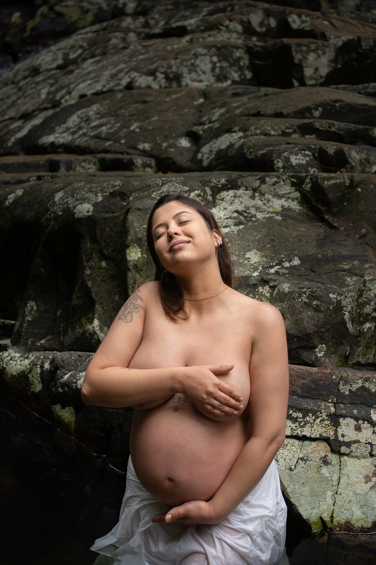 Ensaio gestante em cachoeira na região de Florianópolis por Ricardo Zanetta
