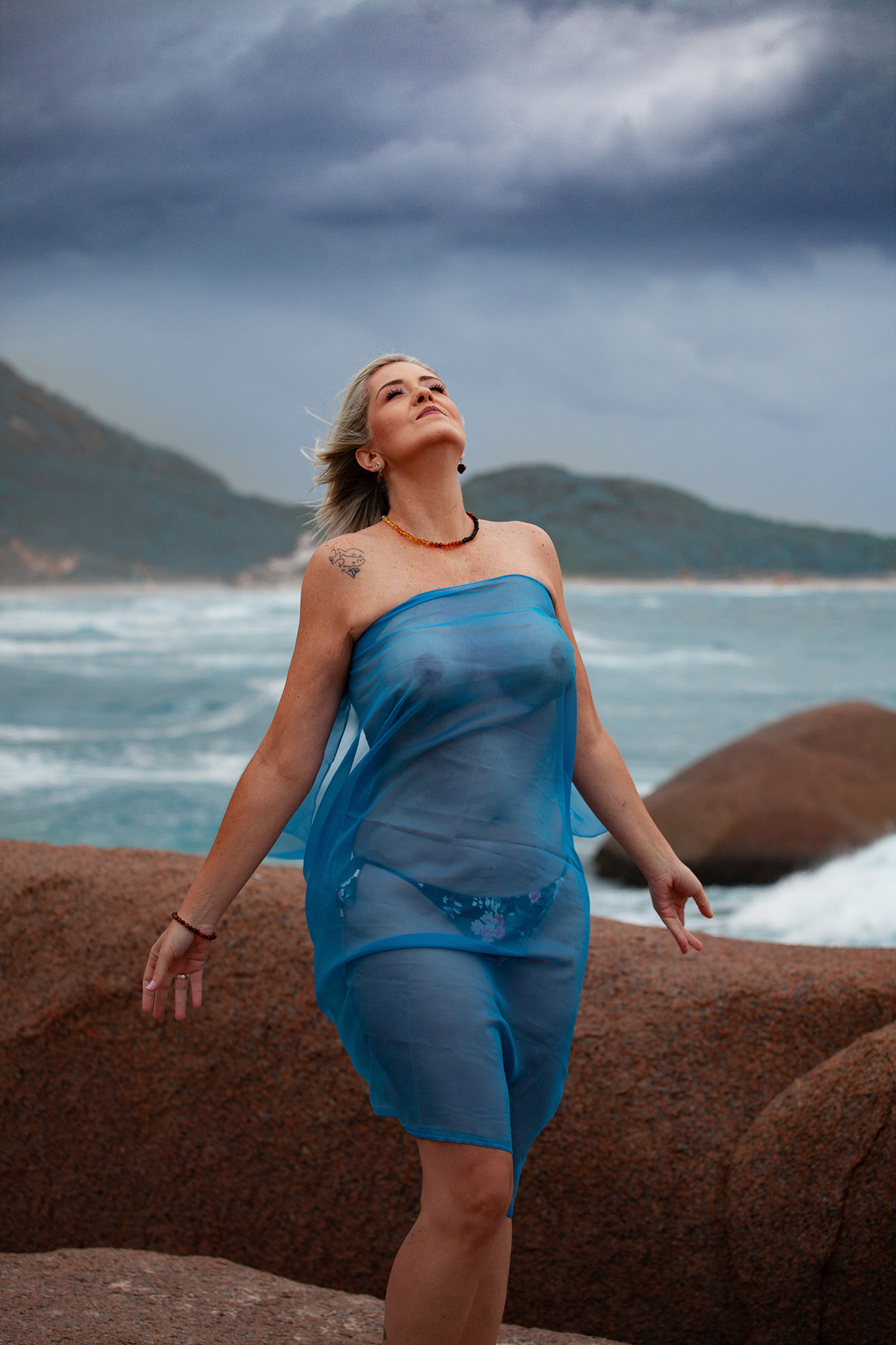 Ensaio de Nu na praia da Galheta em Florianopolis por Ricardo Zanetta.