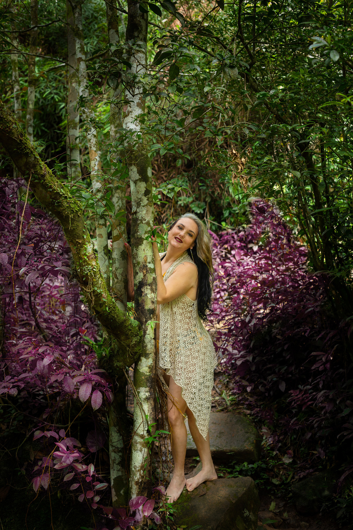 Ensaio sensual na cachoeira do Poção em Florianopolis por Ricardo Zanetta.