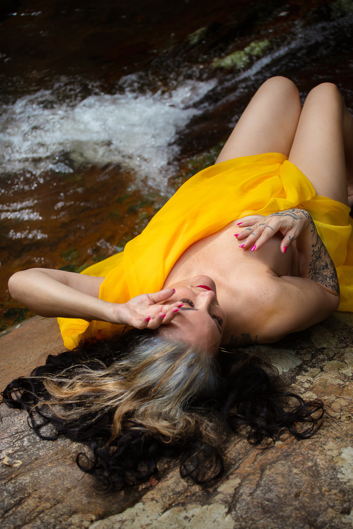 Ensaio sensual na cachoeira do Poção em Florianopolis por Ricardo Zanetta.