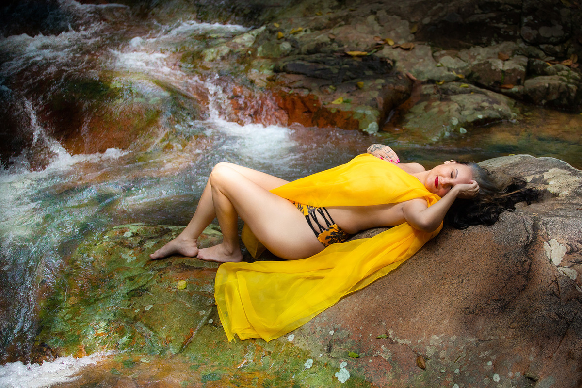 Ensaio sensual na cachoeira do Poção em Florianopolis por Ricardo Zanetta.