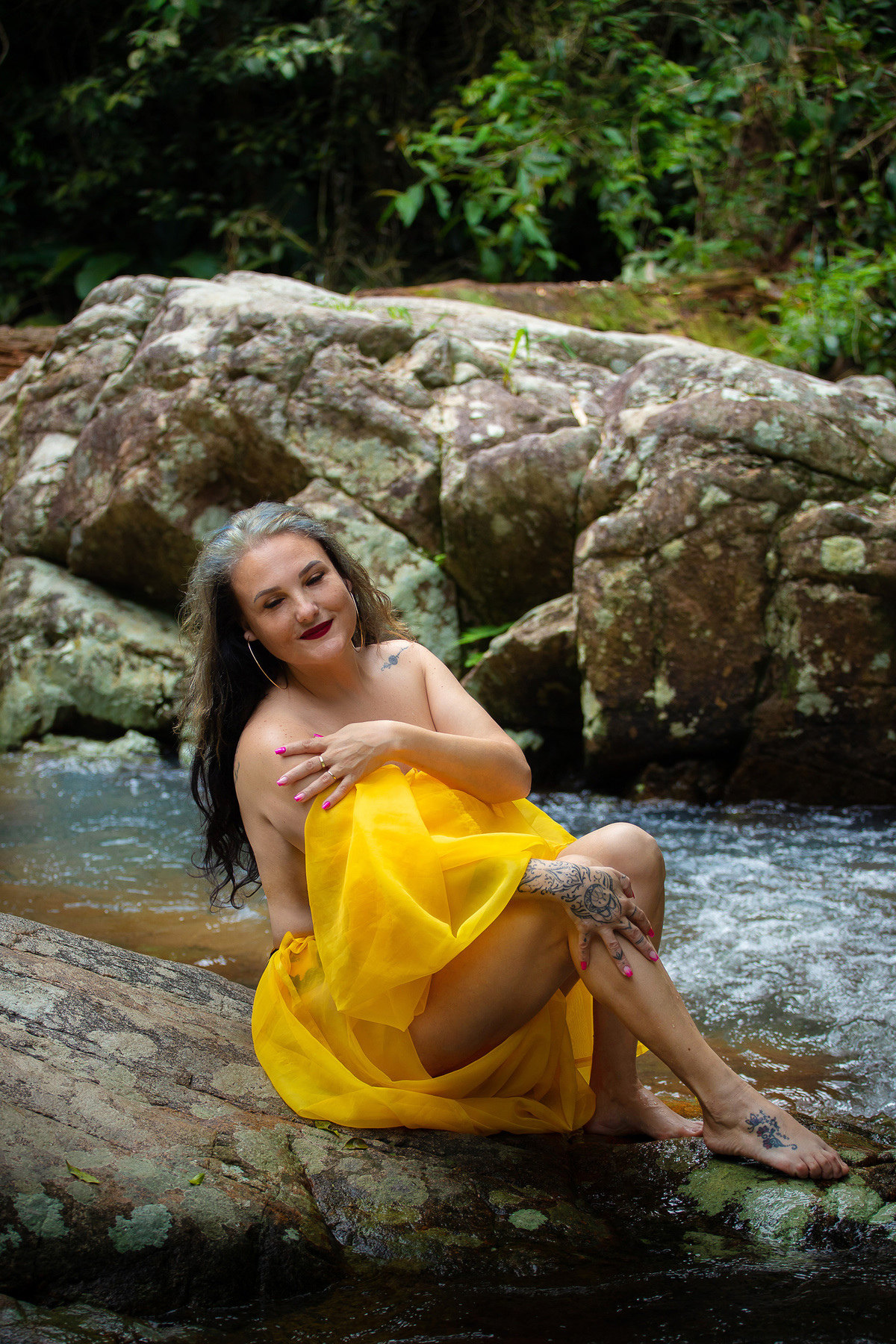 Ensaio sensual na cachoeira do Poção em Florianopolis por Ricardo Zanetta.