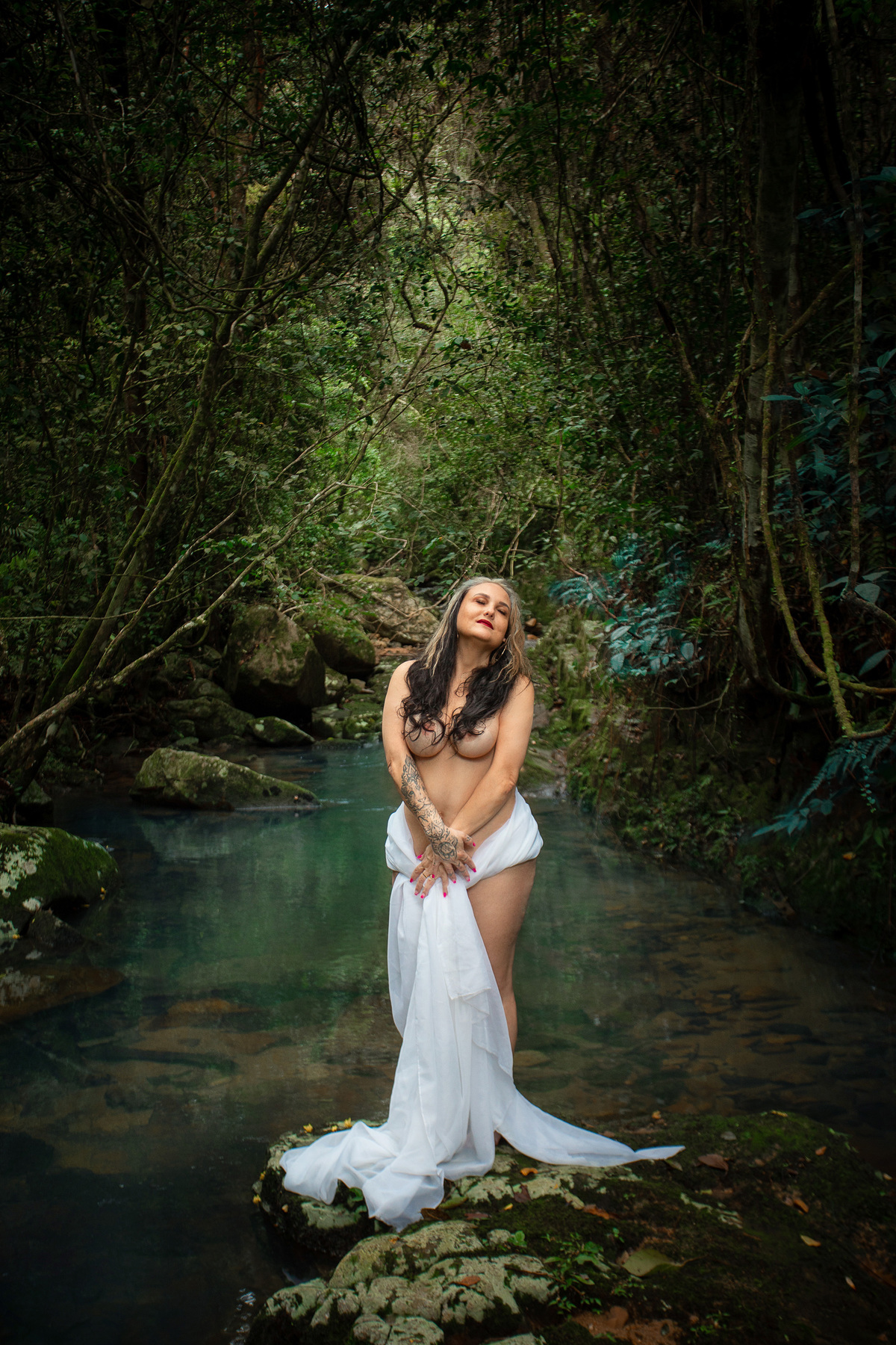 Ensaio sensual na cachoeira do Poção em Florianopolis por Ricardo Zanetta.