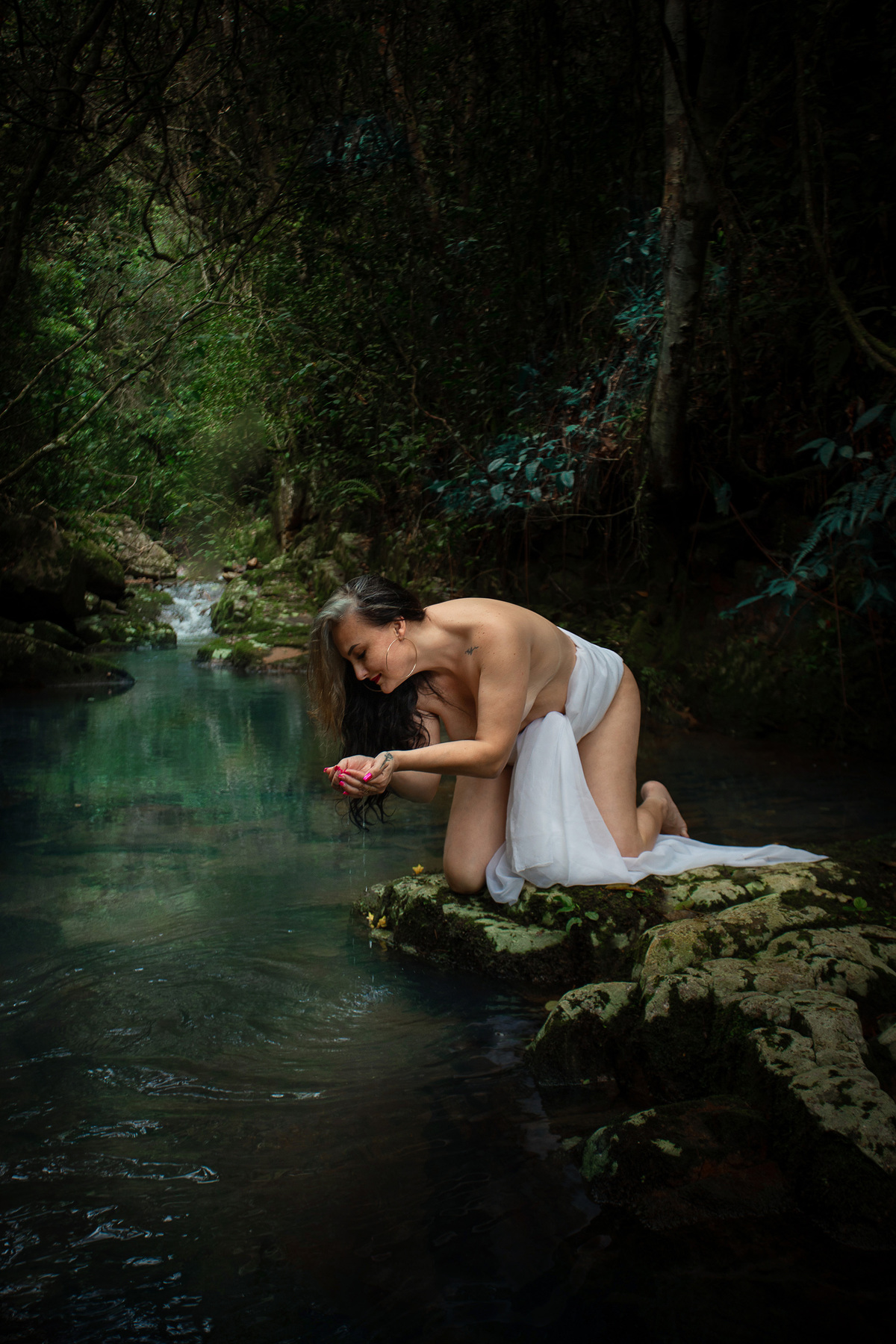Ensaio sensual na cachoeira do Poção em Florianopolis por Ricardo Zanetta.