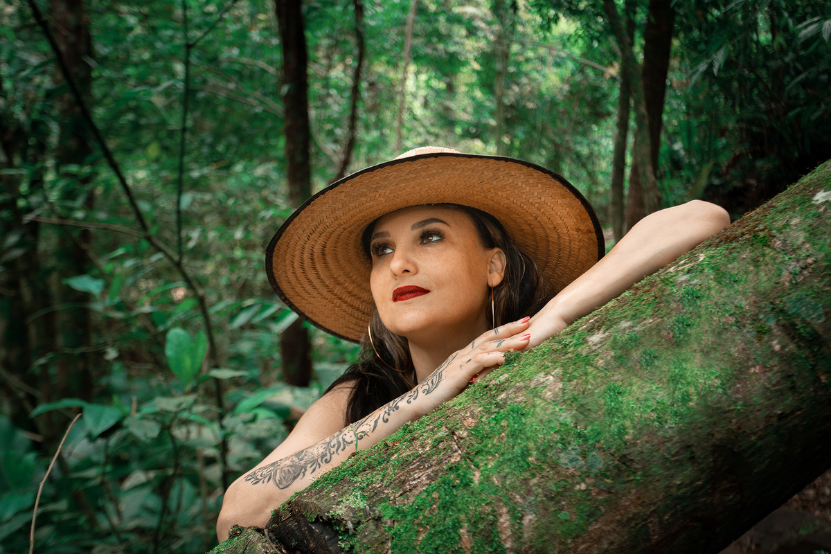 Ensaio sensual na cachoeira do Poção em Florianopolis por Ricardo Zanetta.