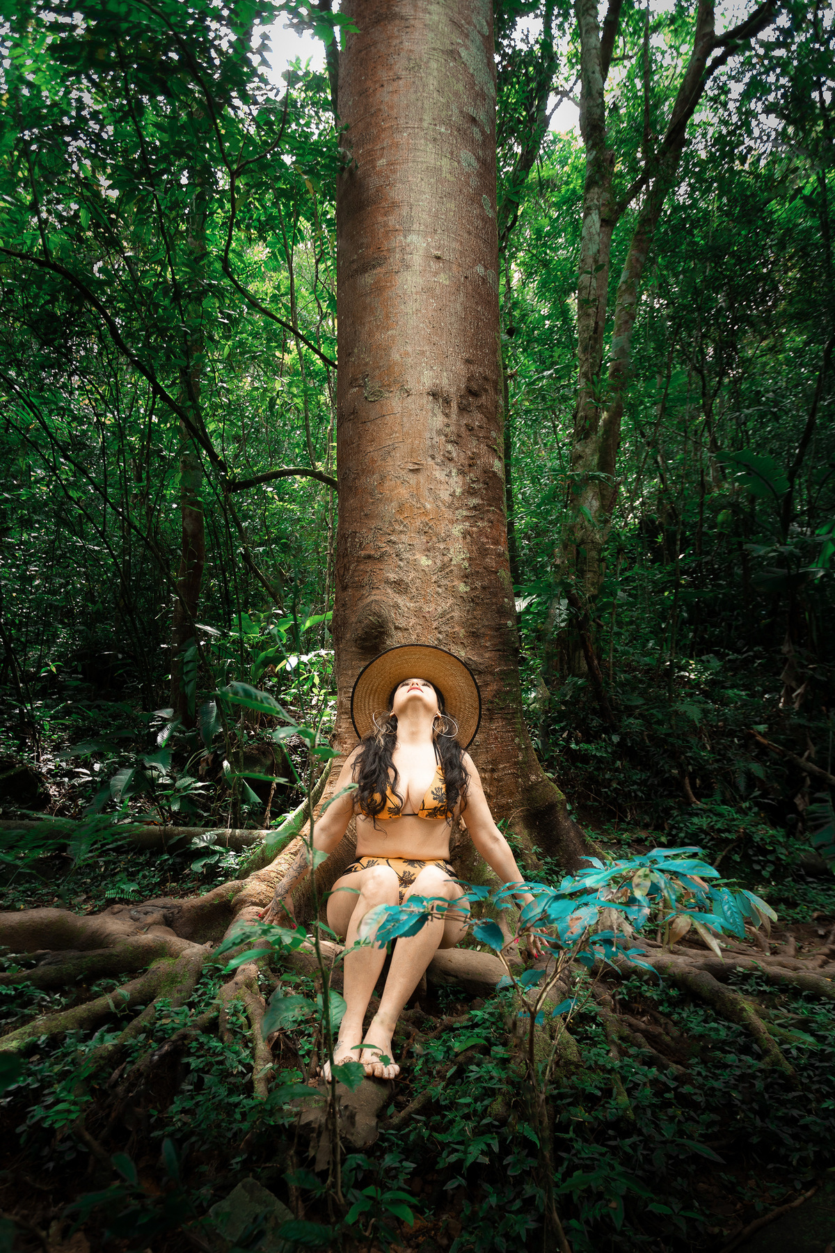 Ensaio sensual na cachoeira do Poção em Florianopolis por Ricardo Zanetta.