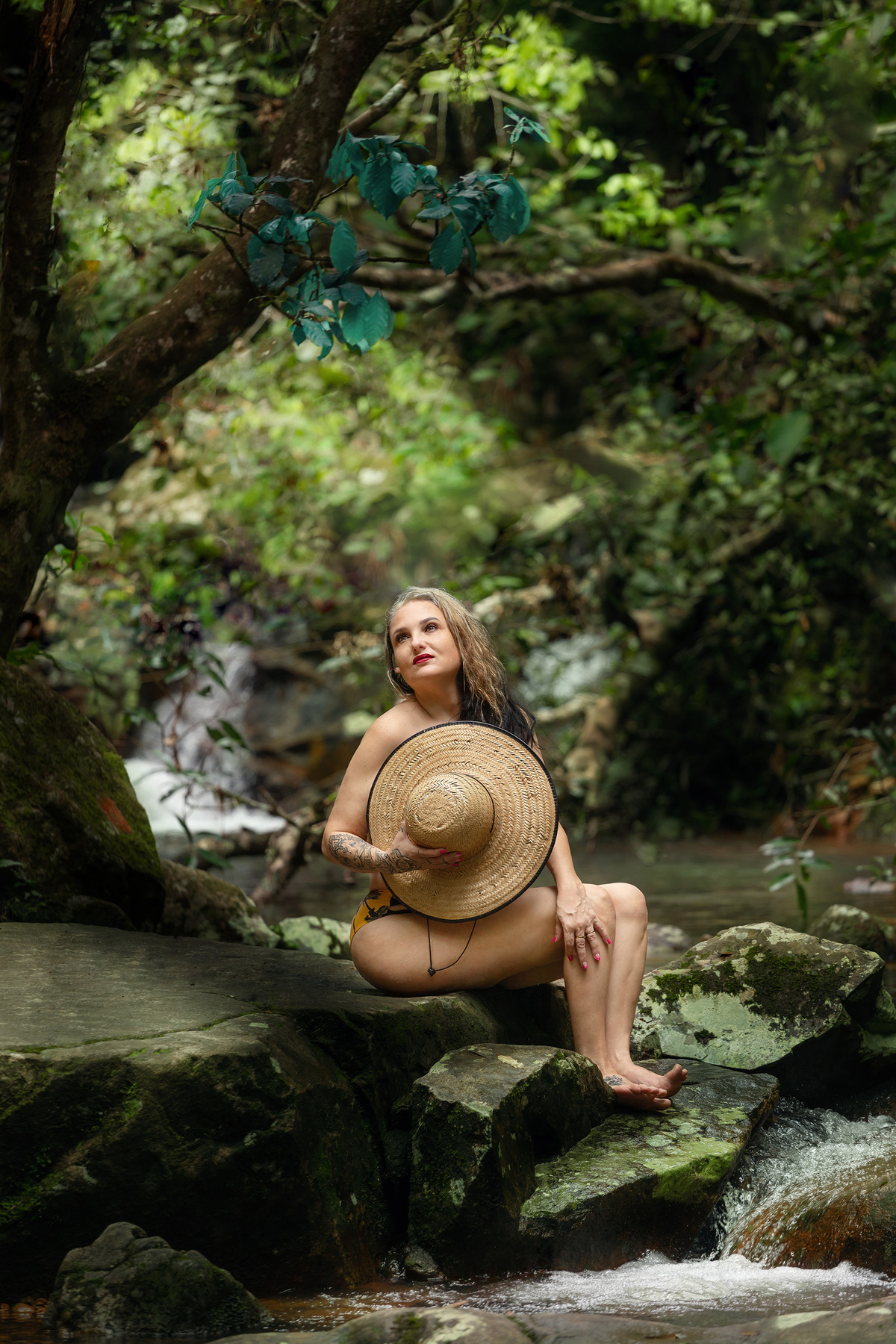 Ensaio sensual na cachoeira do Poção em Florianopolis por Ricardo Zanetta.