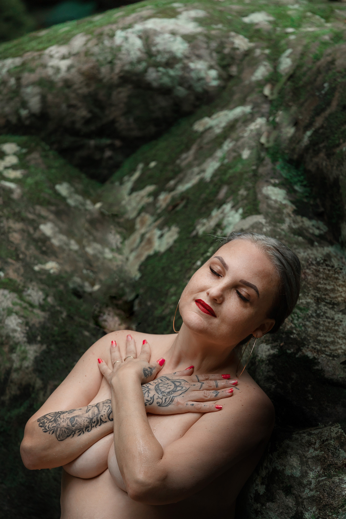 Ensaio sensual na cachoeira do Poção em Florianopolis por Ricardo Zanetta.