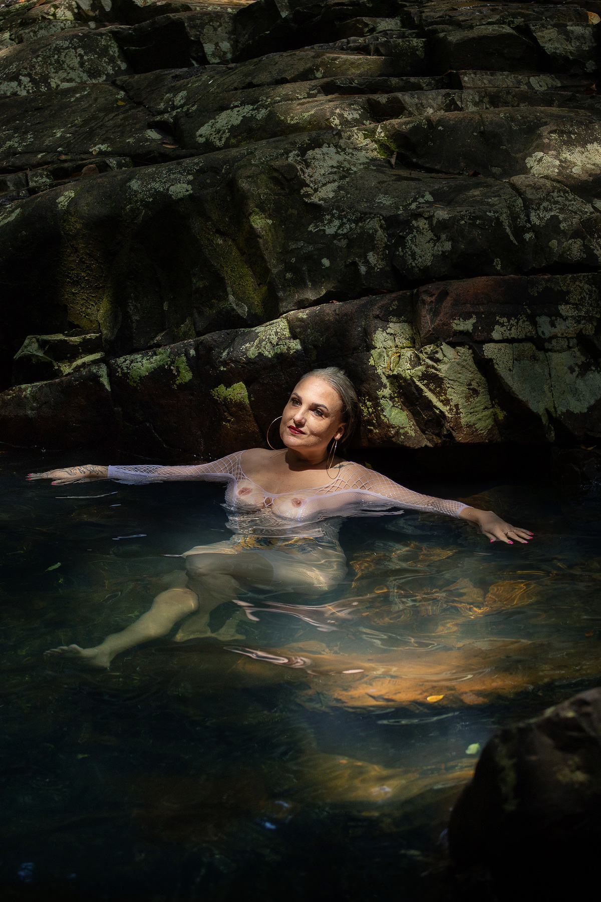 Ensaio sensual na cachoeira do Poção em Florianopolis por Ricardo Zanetta.
