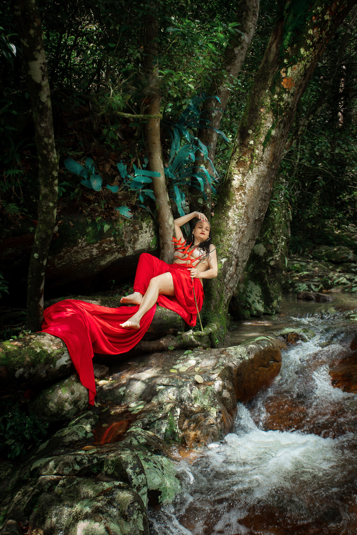 Ensaio sensual na cachoeira do Poção em Florianopolis por Ricardo Zanetta.