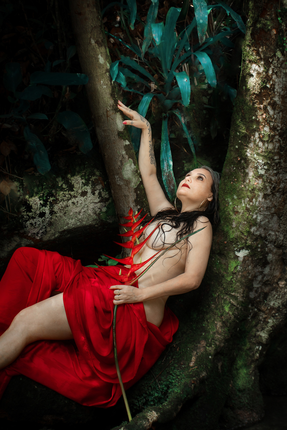 Ensaio sensual na cachoeira do Poção em Florianopolis por Ricardo Zanetta.
