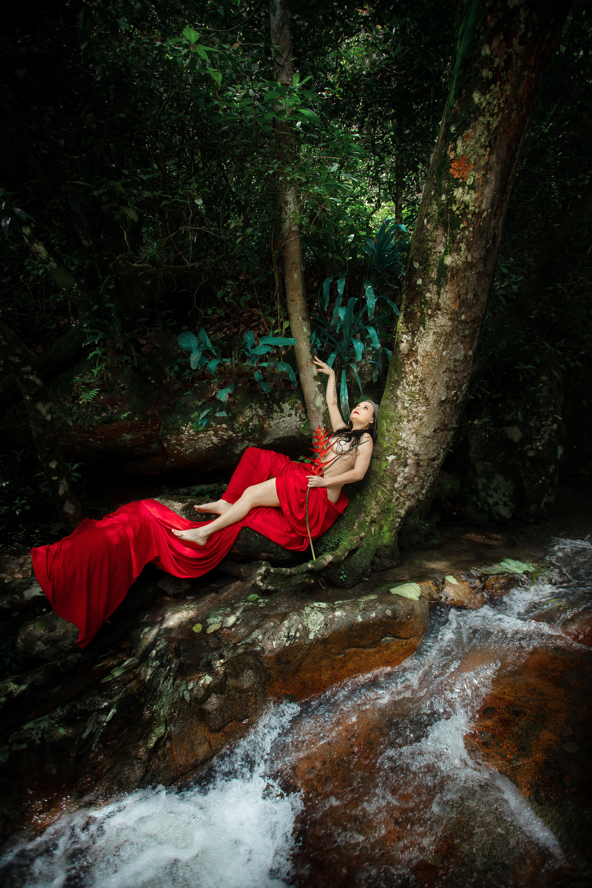 Ensaio sensual na cachoeira do Poção em Florianopolis por Ricardo Zanetta.