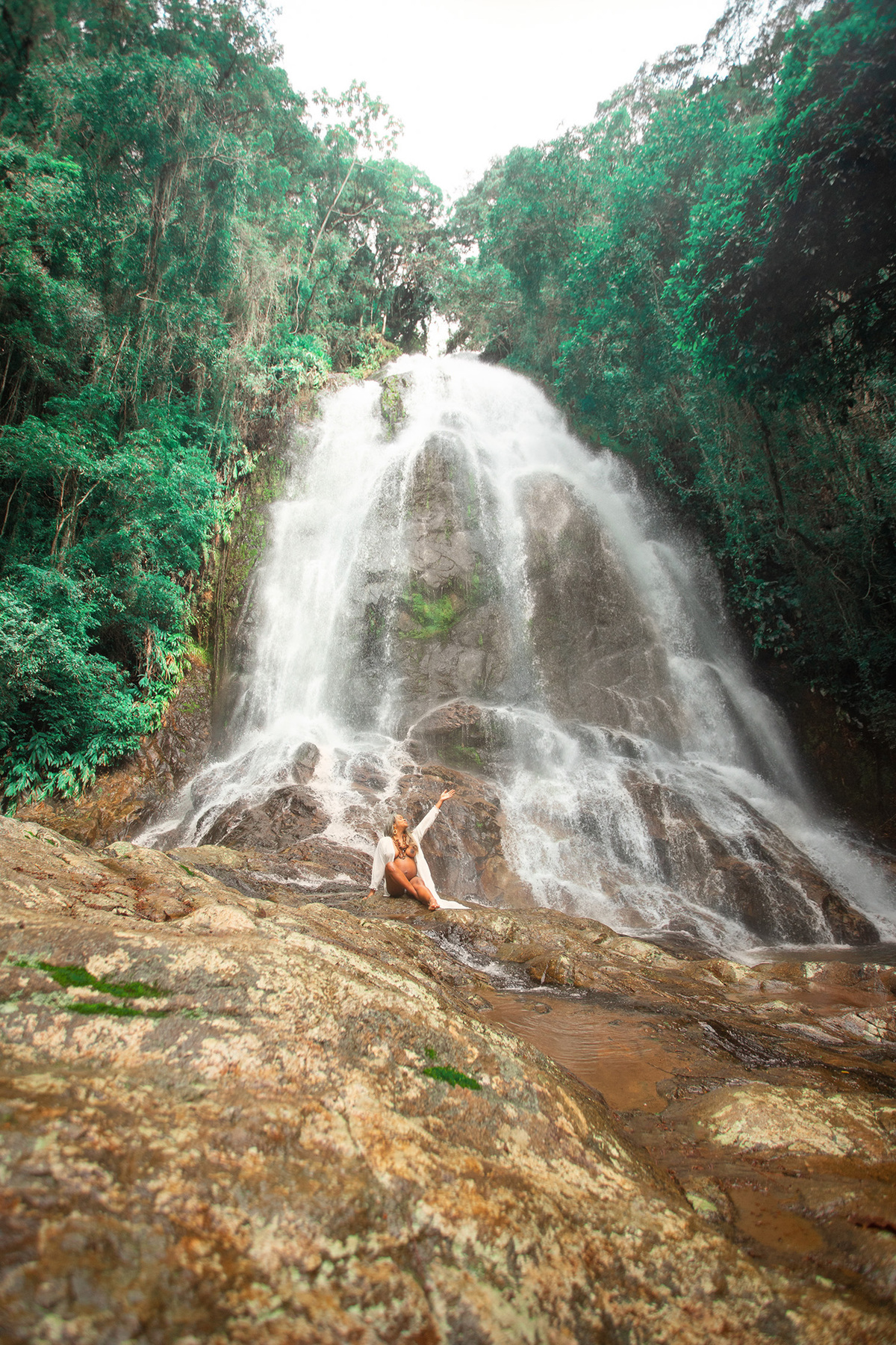 Ensaio gestante na cachoeira do Salto em Águas Mornas...por Ricardo Zanetta