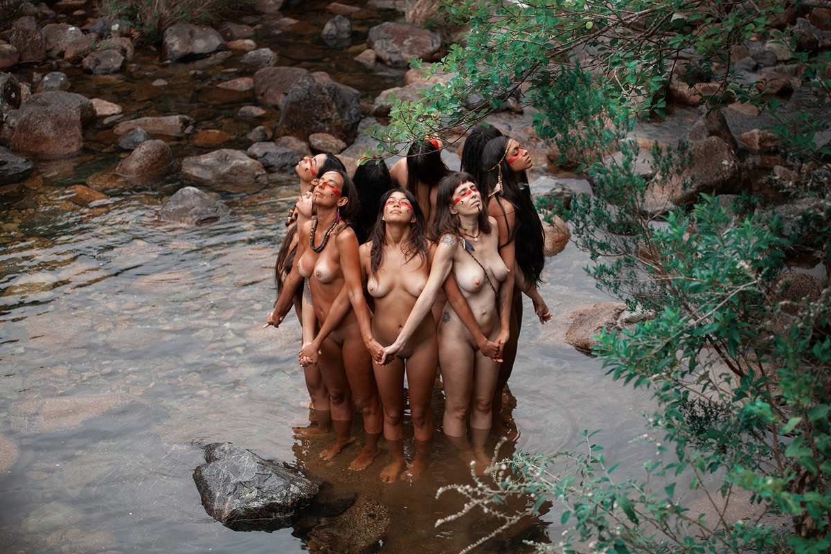 Ensaio em homenagem ao dia do índio somente com mulheres em Florianopolis