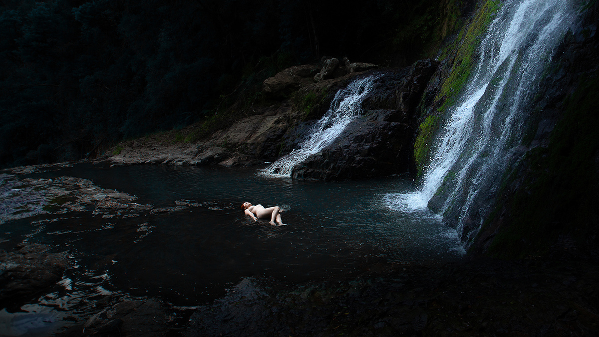 Ensaio de mulheres ruivas em Rancho Queimado pelo fotografo Ricardo Zanetta. Ensaio de Ninfas em cachoeira. Ninfas nuas, ninfas coloridas, ninfas ruivas, mulheres ruivas, ruivas nuas, Projeto Vida Livre de Ricardo Zanetta em Florianópolis.