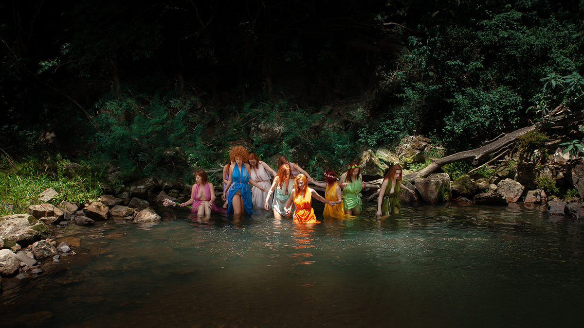 Ensaio de mulheres ruivas em Rancho Queimado pelo fotografo Ricardo Zanetta. Ensaio de Ninfas em cachoeira. Ninfas nuas, ninfas coloridas, ninfas ruivas, mulheres ruivas, ruivas nuas, Projeto Vida Livre de Ricardo Zanetta em Florianópolis.