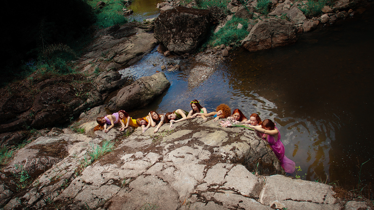 Ensaio de mulheres ruivas em Rancho Queimado pelo fotografo Ricardo Zanetta. Ensaio de Ninfas em cachoeira. Ninfas nuas, ninfas coloridas, ninfas ruivas, mulheres ruivas, ruivas nuas, Projeto Vida Livre de Ricardo Zanetta em Florianópolis.