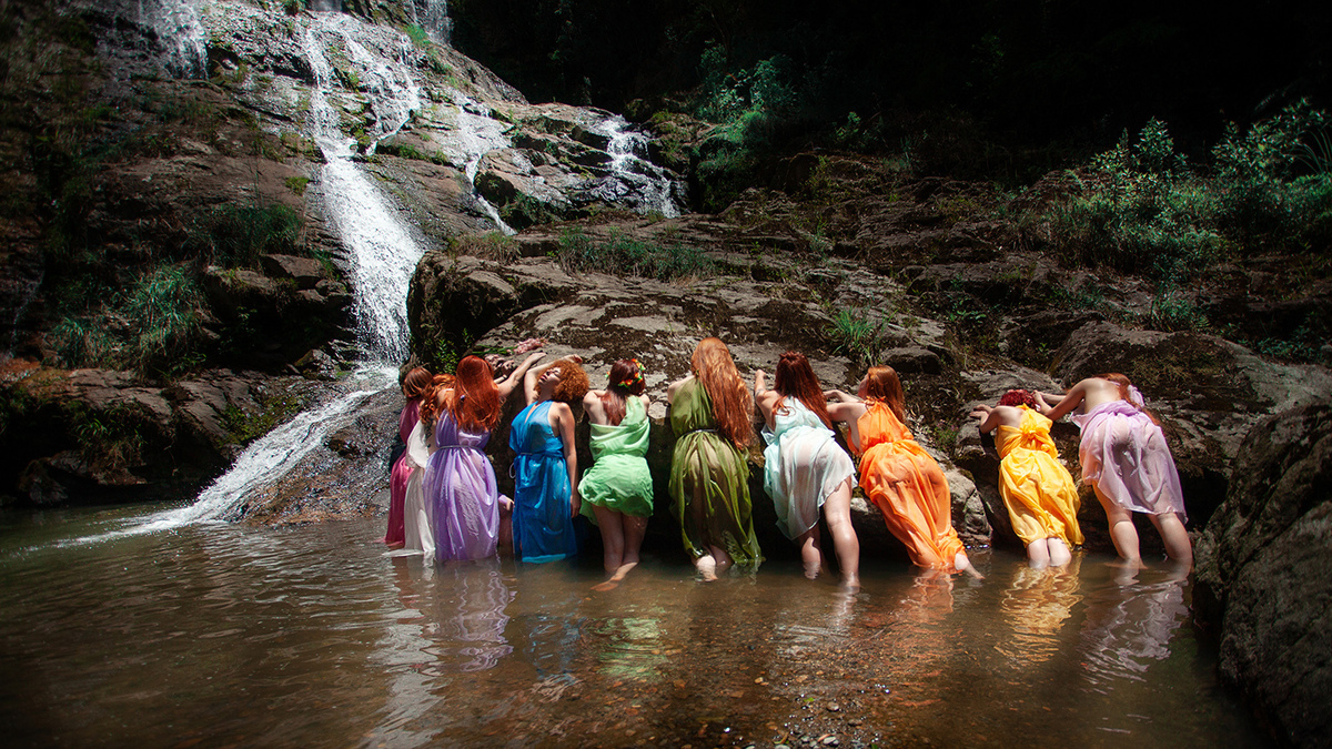 Ensaio de mulheres ruivas em Rancho Queimado pelo fotografo Ricardo Zanetta. Ensaio de Ninfas em cachoeira. Ninfas nuas, ninfas coloridas, ninfas ruivas, mulheres ruivas, ruivas nuas, Projeto Vida Livre de Ricardo Zanetta em Florianópolis.