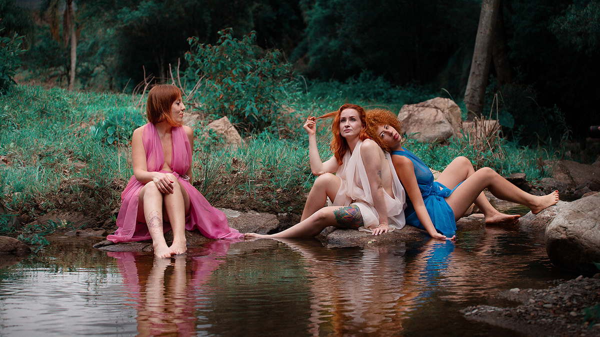 Ensaio de mulheres ruivas em Rancho Queimado pelo fotografo Ricardo Zanetta. Ensaio de Ninfas em cachoeira. Ninfas nuas, ninfas coloridas, ninfas ruivas, mulheres ruivas, ruivas nuas, Projeto Vida Livre de Ricardo Zanetta em Florianópolis.