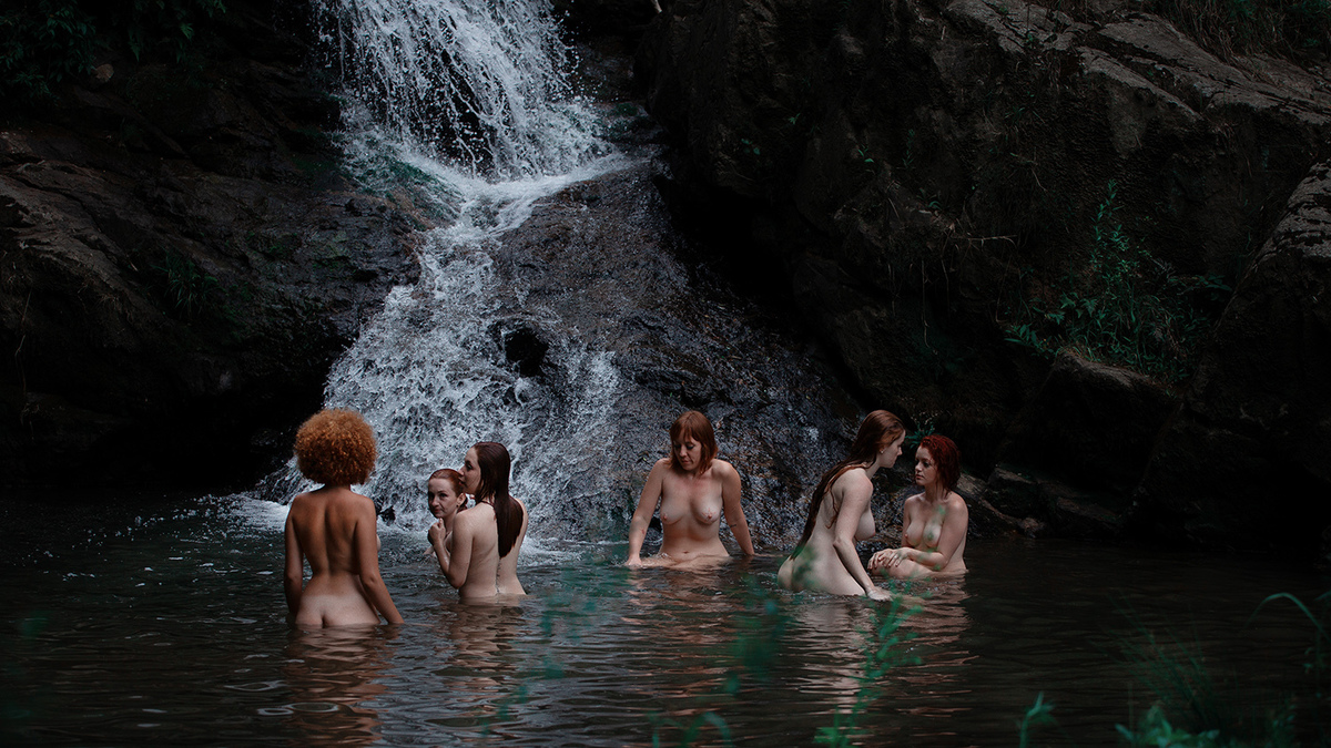 Ensaio de mulheres ruivas em Rancho Queimado pelo fotografo Ricardo Zanetta. Ensaio de Ninfas em cachoeira. Ninfas nuas, ninfas coloridas, ninfas ruivas, mulheres ruivas, ruivas nuas, Projeto Vida Livre de Ricardo Zanetta em Florianópolis.