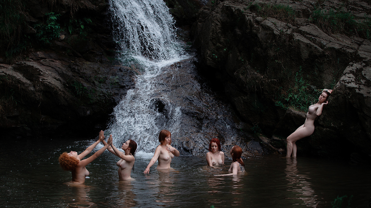 Ensaio de mulheres ruivas em Rancho Queimado pelo fotografo Ricardo Zanetta. Ensaio de Ninfas em cachoeira. Ninfas nuas, ninfas coloridas, ninfas ruivas, mulheres ruivas, ruivas nuas, Projeto Vida Livre de Ricardo Zanetta em Florianópolis.