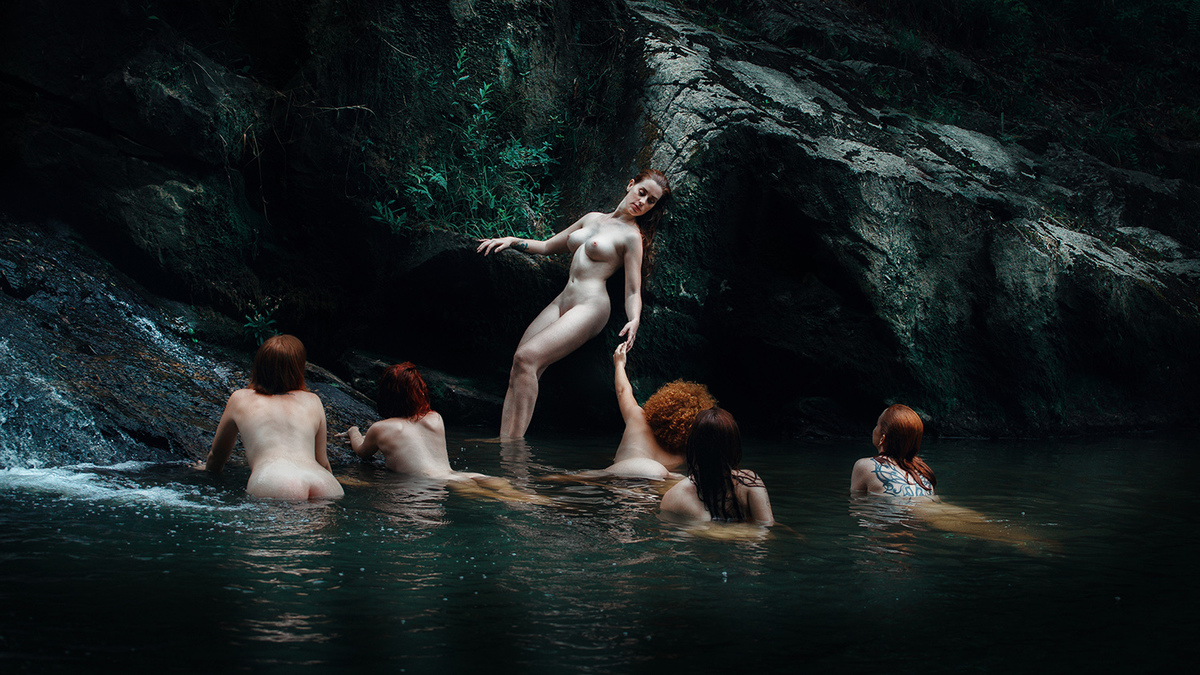 Ensaio de mulheres ruivas em Rancho Queimado pelo fotografo Ricardo Zanetta. Ensaio de Ninfas em cachoeira. Ninfas nuas, ninfas coloridas, ninfas ruivas, mulheres ruivas, ruivas nuas, Projeto Vida Livre de Ricardo Zanetta em Florianópolis.