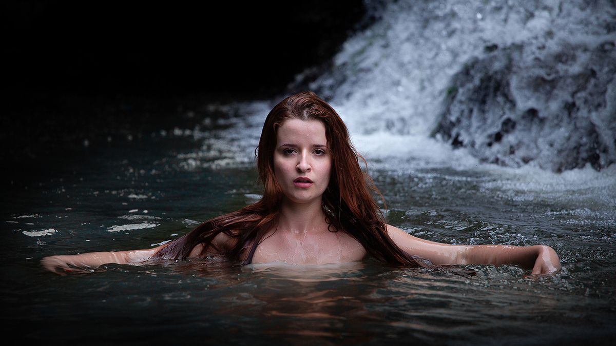 Ensaio de mulheres ruivas em Rancho Queimado pelo fotografo Ricardo Zanetta. Ensaio de Ninfas em cachoeira. Ninfas nuas, ninfas coloridas, ninfas ruivas, mulheres ruivas, ruivas nuas, Projeto Vida Livre de Ricardo Zanetta em Florianópolis.