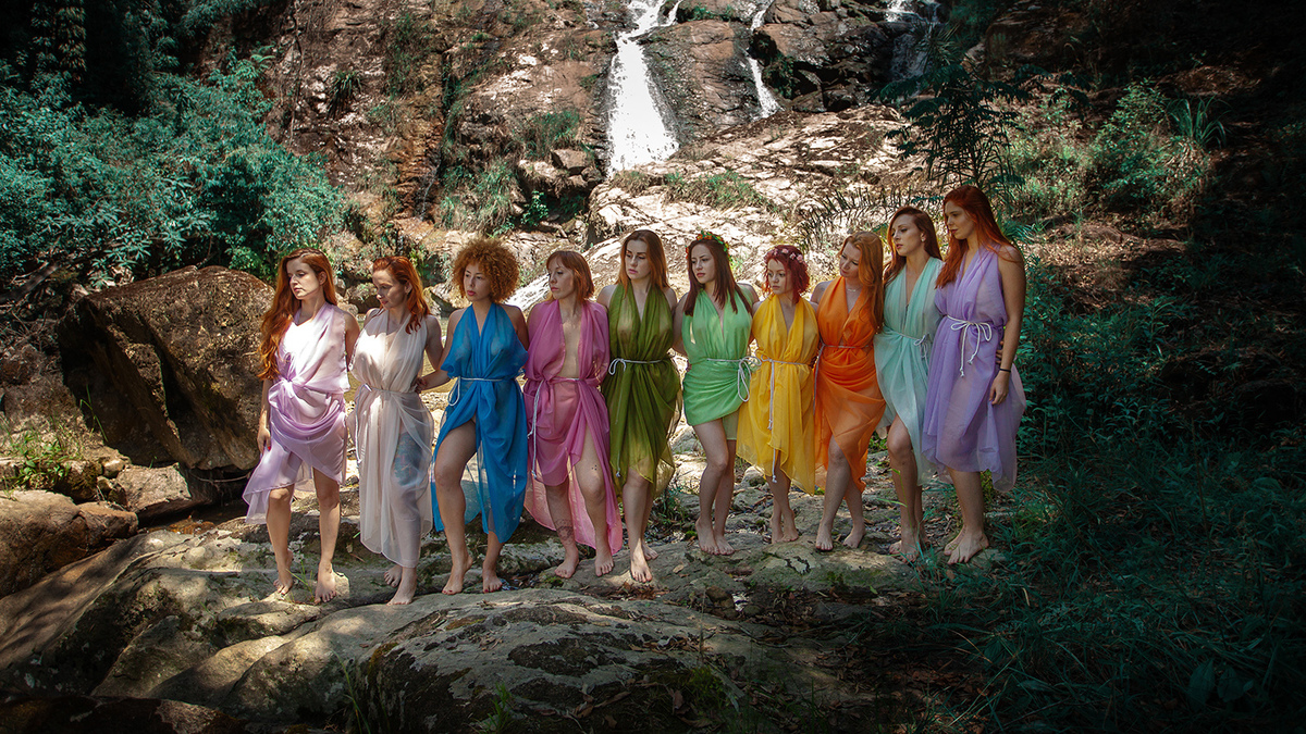 Ensaio de mulheres ruivas em Rancho Queimado pelo fotografo Ricardo Zanetta. Ensaio de Ninfas em cachoeira. Ninfas nuas, ninfas coloridas, ninfas ruivas, mulheres ruivas, ruivas nuas, Projeto Vida Livre de Ricardo Zanetta em Florianópolis.