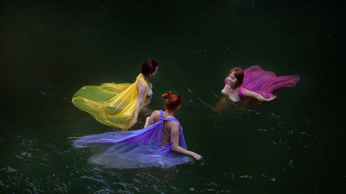 Ensaio de mulheres ruivas em Rancho Queimado pelo fotografo Ricardo Zanetta. Ensaio de Ninfas em cachoeira. Ninfas nuas, ninfas coloridas, ninfas ruivas, mulheres ruivas, ruivas nuas, Projeto Vida Livre de Ricardo Zanetta em Florianópolis.