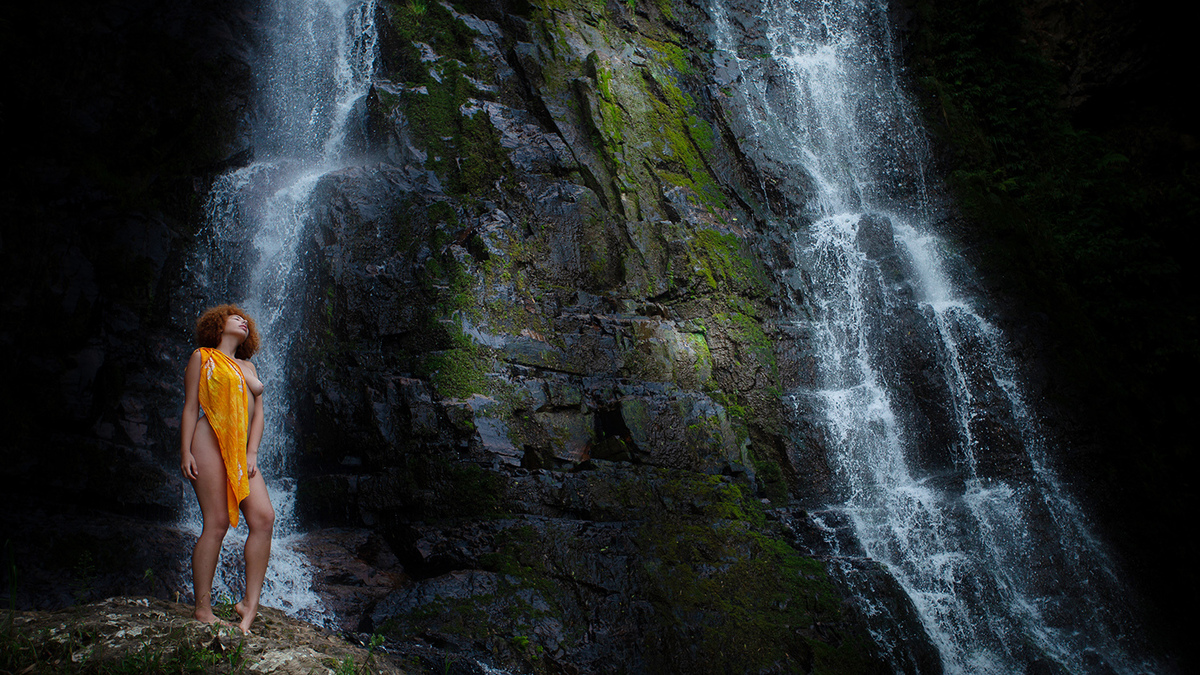 Ensaio de mulheres ruivas em Rancho Queimado pelo fotografo Ricardo Zanetta. Ensaio de Ninfas em cachoeira. Ninfas nuas, ninfas coloridas, ninfas ruivas, mulheres ruivas, ruivas nuas, Projeto Vida Livre de Ricardo Zanetta em Florianópolis.