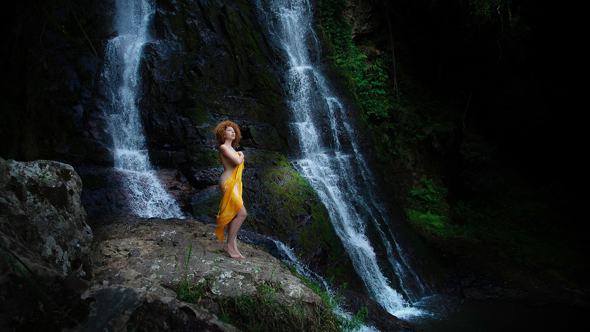 Ensaio de mulheres ruivas em Rancho Queimado pelo fotografo Ricardo Zanetta. Ensaio de Ninfas em cachoeira. Ninfas nuas, ninfas coloridas, ninfas ruivas, mulheres ruivas, ruivas nuas, Projeto Vida Livre de Ricardo Zanetta em Florianópolis.
