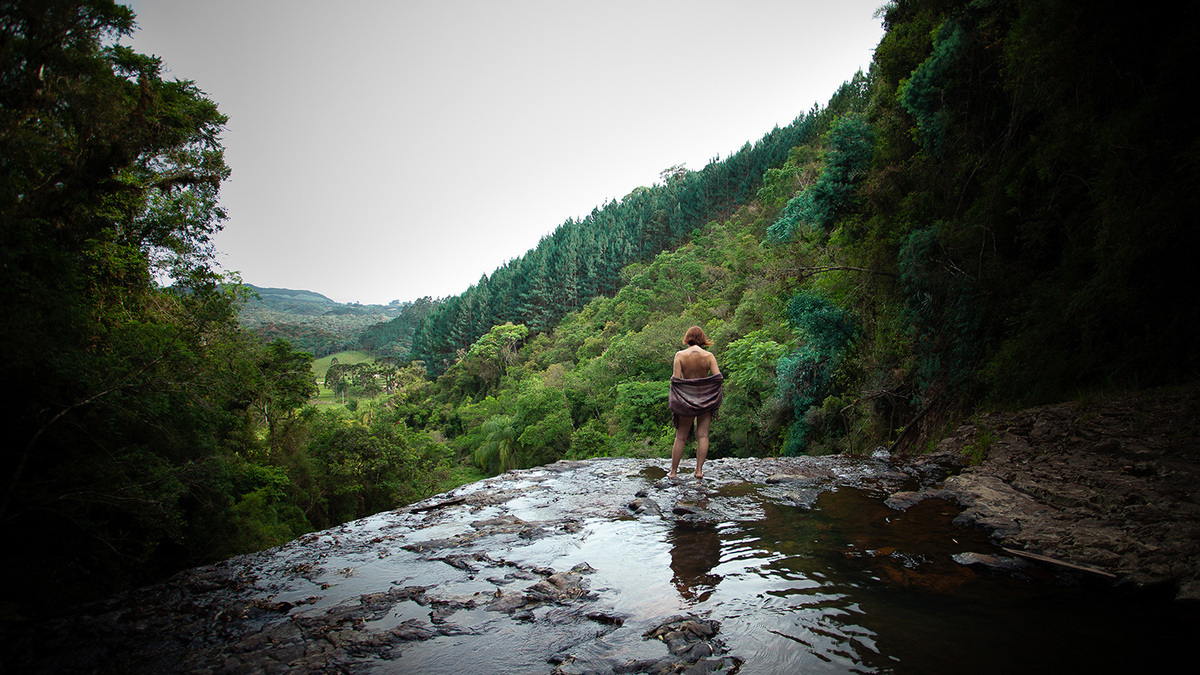 Ensaio de mulheres ruivas em Rancho Queimado pelo fotografo Ricardo Zanetta. Ensaio de Ninfas em cachoeira. Ninfas nuas, ninfas coloridas, ninfas ruivas, mulheres ruivas, ruivas nuas, Projeto Vida Livre de Ricardo Zanetta em Florianópolis.