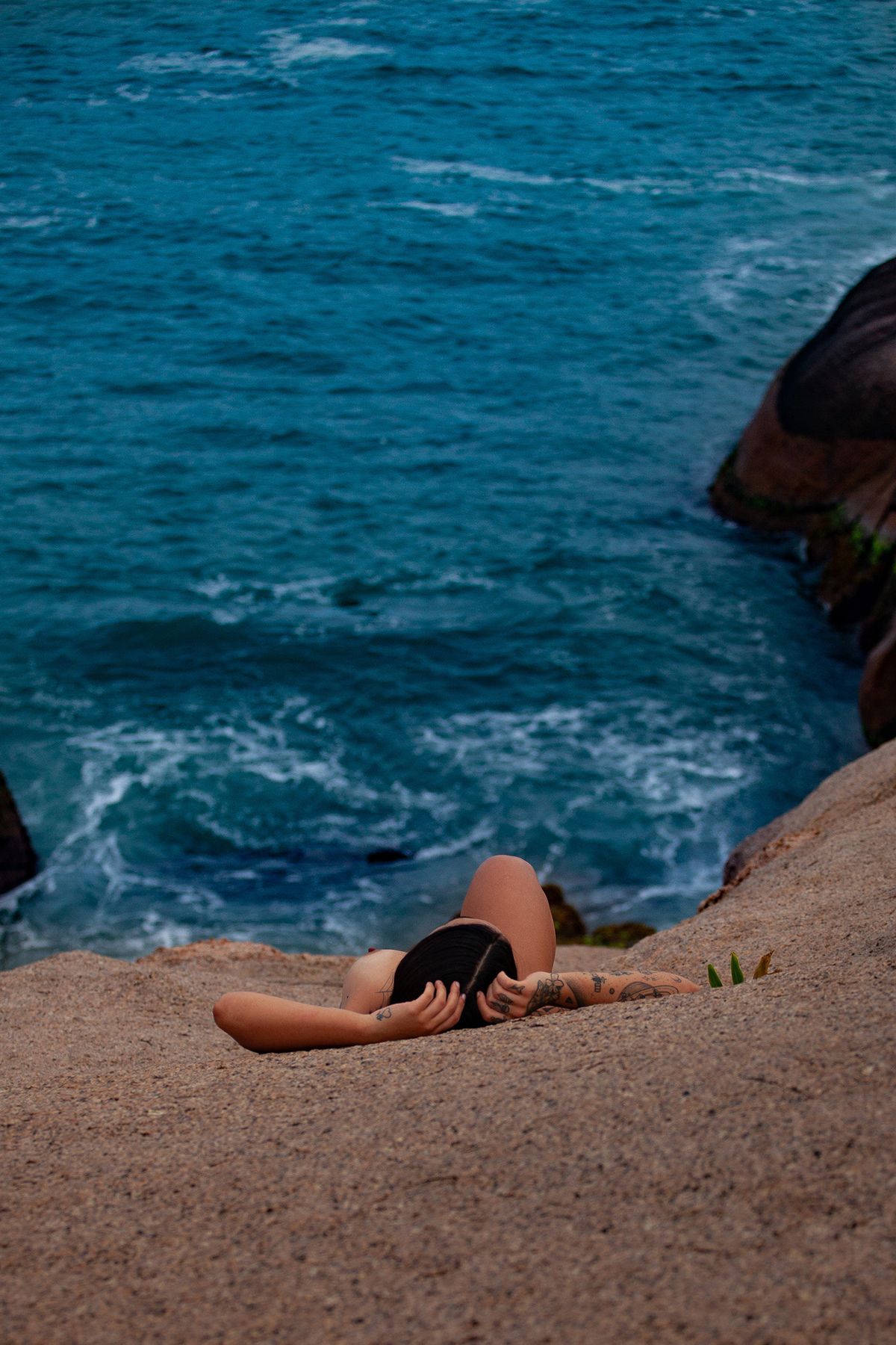 Ensaio de nu na praia do Gravatá em Florianópolis por Ricardo Zanetta
