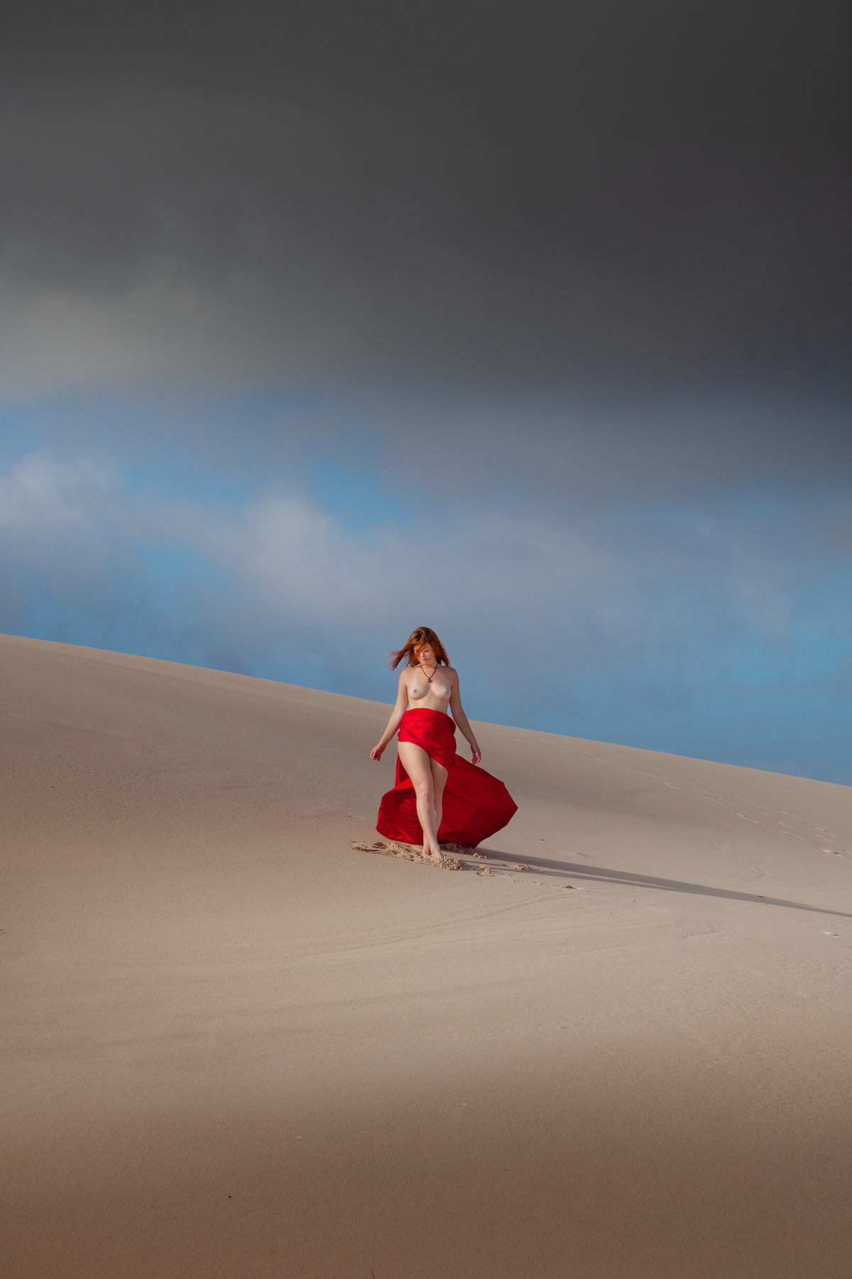 Ensaio de nu artístico nas dunas da joaquina em florianopolis