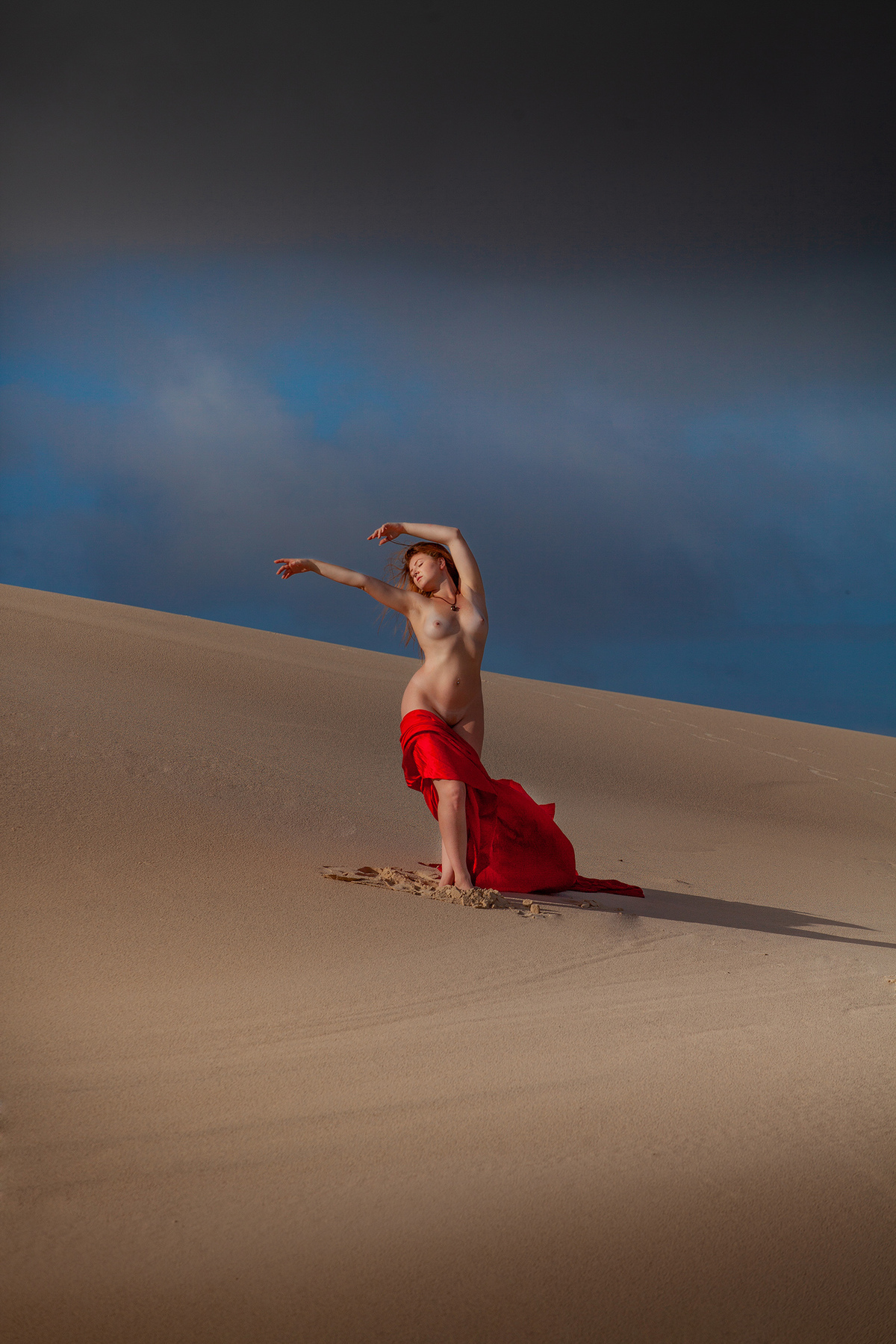 Ensaio de nu artístico nas dunas da joaquina em florianopolis