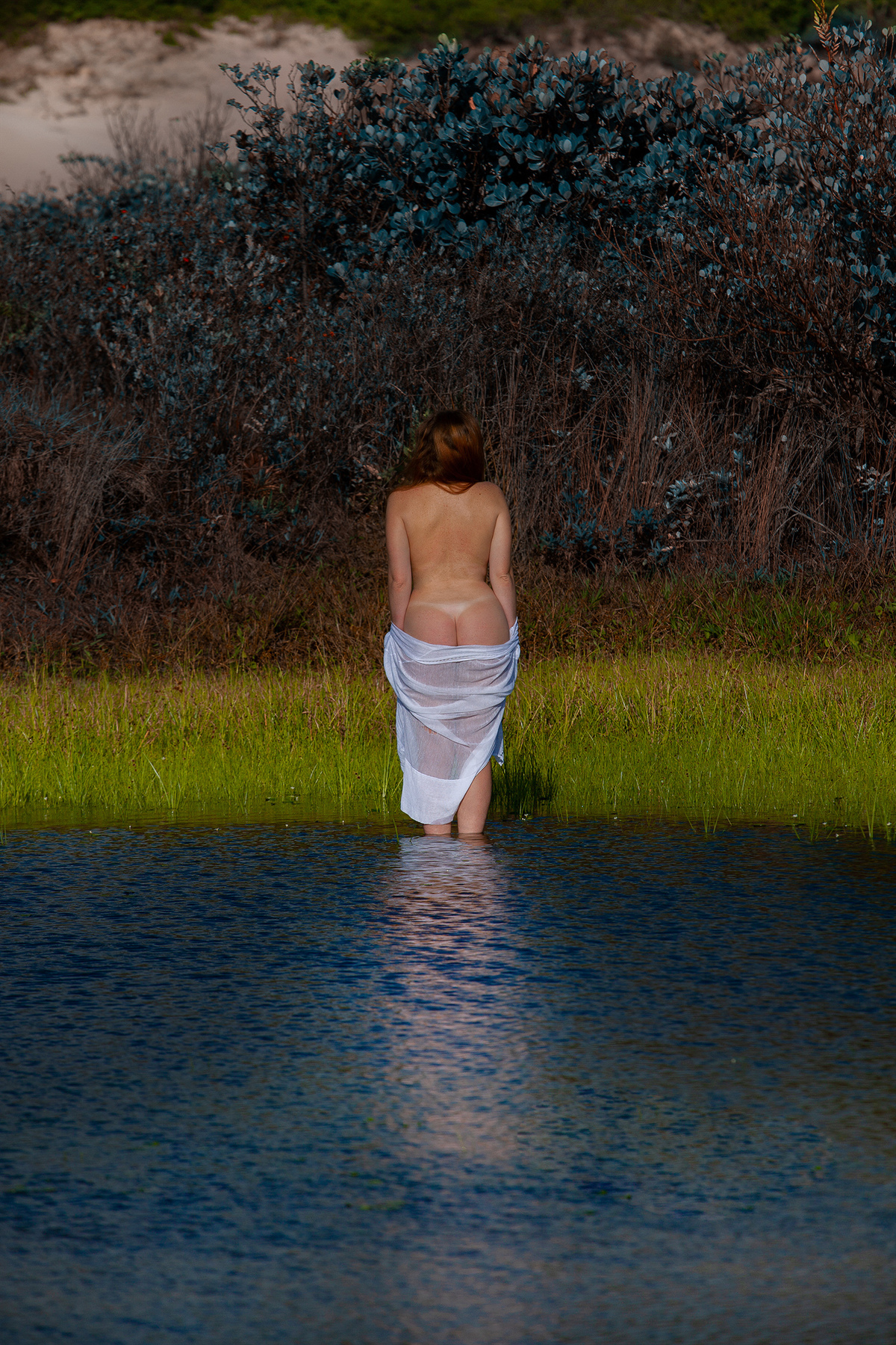 Ensaio de nu artístico nas dunas da joaquina em florianopolis