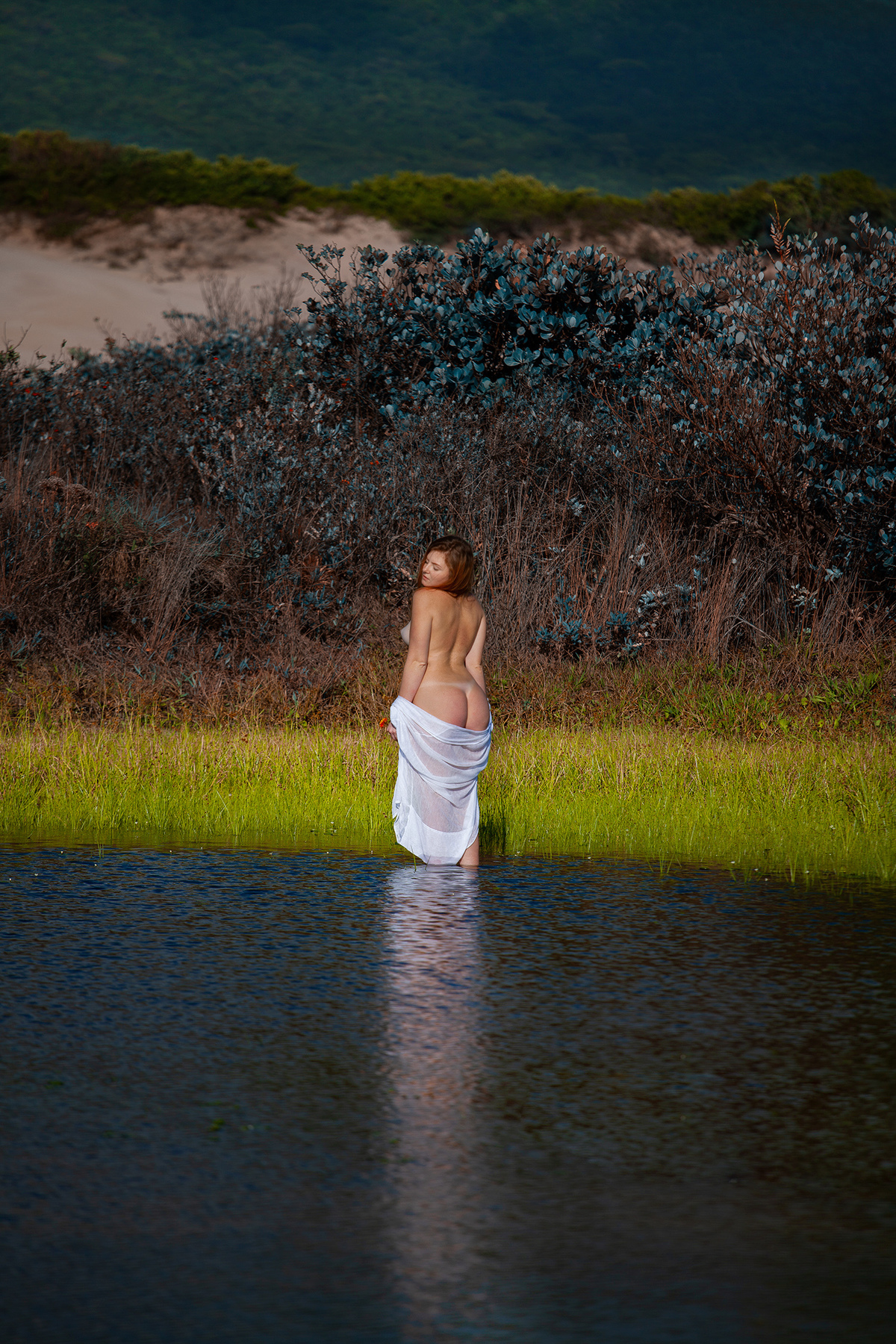 Ensaio de nu artístico nas dunas da joaquina em florianopolis