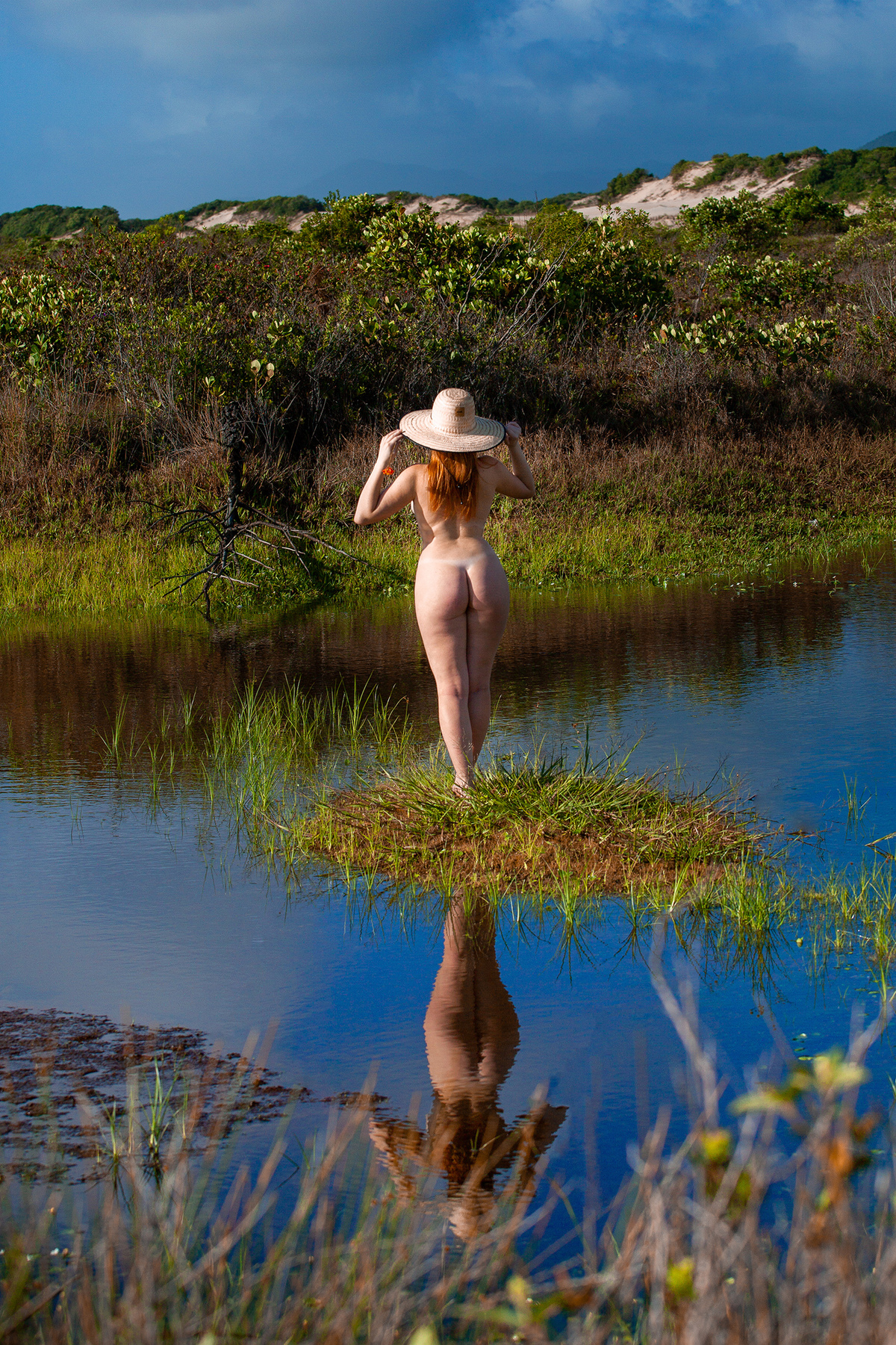 Ensaio de nu artístico nas dunas da joaquina em florianopolis