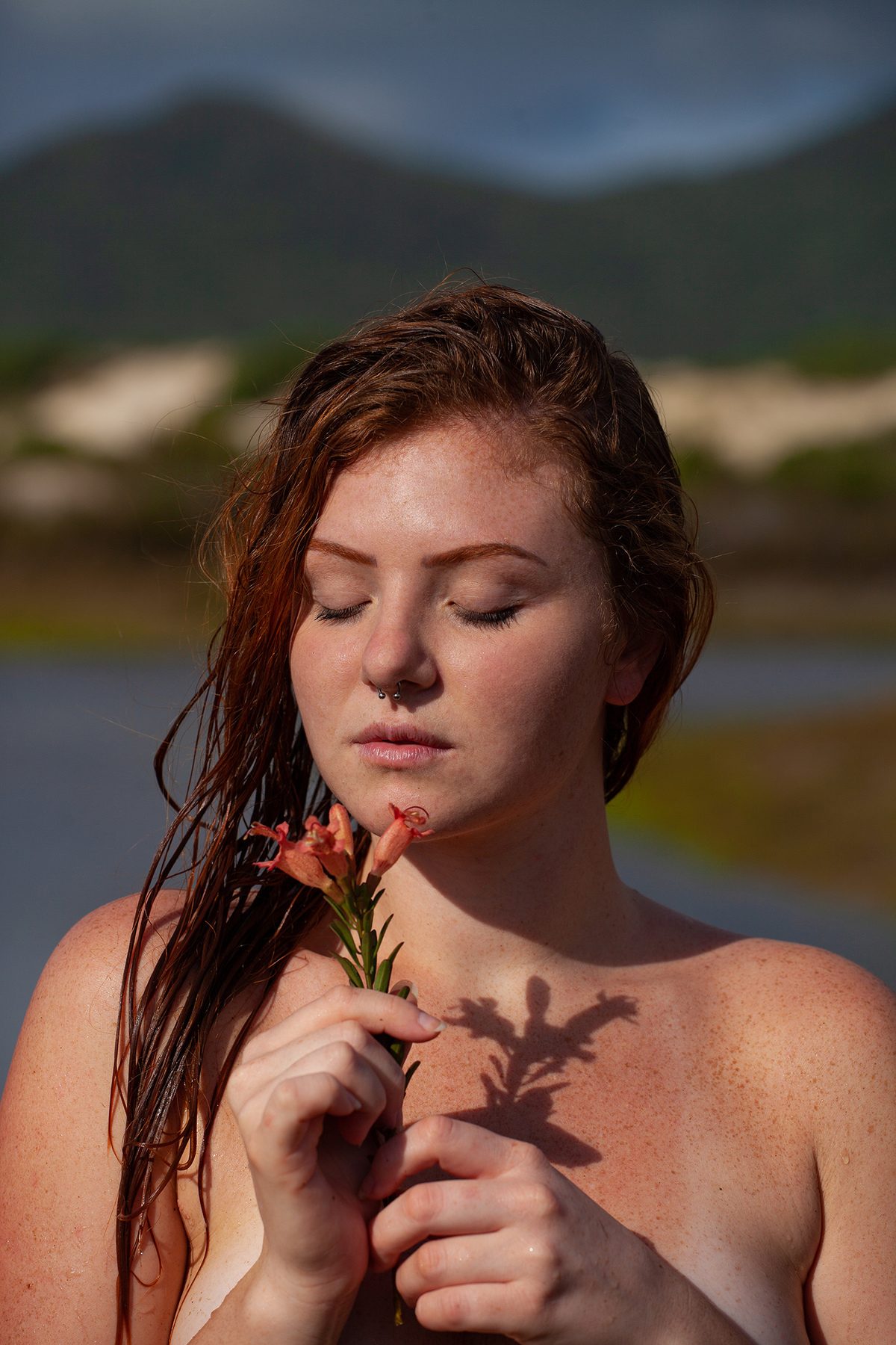 Ensaio de nu artístico nas dunas da joaquina em florianopolis