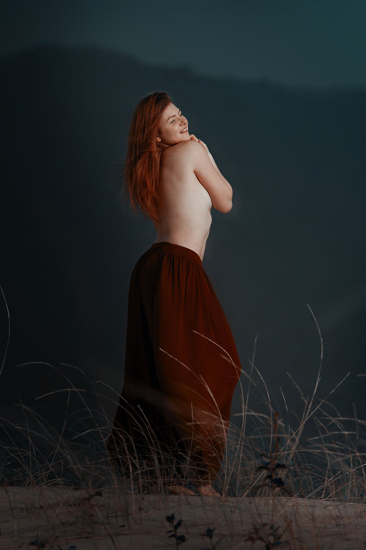 Ensaio de nu artístico nas dunas da joaquina em florianopolis