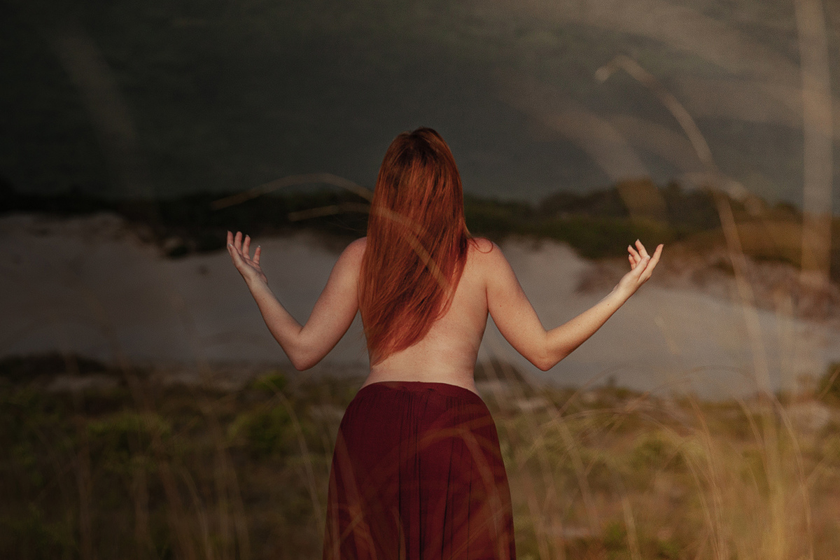 Ensaio de nu artístico nas dunas da joaquina em florianopolis