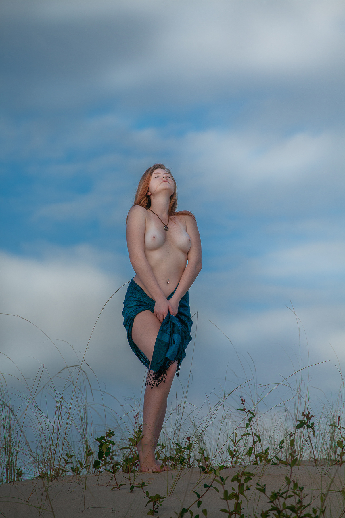 Ensaio de nu artístico nas dunas da joaquina em florianopolis